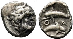 Thasos / Hémiobole / Tête de Silène à droite - Deux dauphins superposés et opposés Q-A.