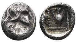 M Néandria / Hemiobole / Casque a cimiez à droite - Amphore entourée de granules dans carré creux