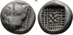 M Milet / 1/8 eme de statère / Tête de Lion - Motif floral et treillis dans un carré creux