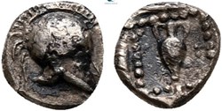M Tétartemorion / Casque a cimiez à droite - Amphore entourée de granules dans carré creux