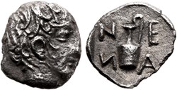 Néandria / Hemiobole / Tête laurée d’Apollon - Oenochoé + N-E/A-N