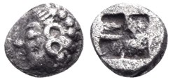M-Colophon / Tetartemorion / Tête chevelure globulée  à gauche -  Carré creux