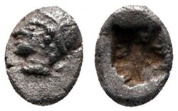 Phocée-Tetartemorion-Tête de femme portant un sakkos à gauche / Carré creux.