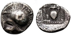 M Néandria /  Trihemitartemorion  / Casque à gauche - Amphore entourée de granules.