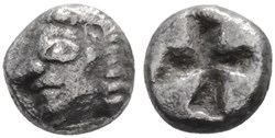 M-Colophon-Diobole-Tête achaïque à gauche / Carré creux.