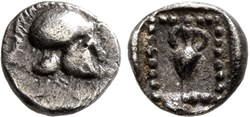 M Tétartemorion / Casque a cimiez à droite - Amphore entourée de granules dans carré creux