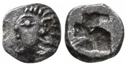 M-Colophon / Tetartemomorion / Tête d'Apollon à gauche - Carré creux.
