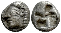 Colophon / Diobole / Tête achaique à gauche - Carré creux.