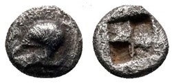 M Néandria / Tétartémorion  / Casque à gauche - Carré creux