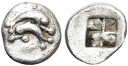 M Thasos / Obole / Deux dauphins superposés- Carré creux