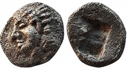 Colophon / Tetartémorion / Tête à gauche - Carré creux
