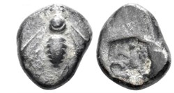 *Ionie-Ephése-Drachme-Abeille / Carré creux.