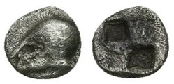 M Néandria / Tritartemorion / Casque à gauche - Carré creux.