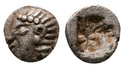M-Colophon / Tetartemomorion / Tête d'Apollon à gauche - Carré creux.