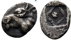 M-Asie Mineure / Incertaine / Téte de taureau - Carré en forme de losange avec une pastille centrale