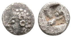 Colophon / Tetartemorion / Tête chevelure globulée  à gauche -  Carré creux