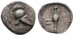 M Néandria / Tétartemorion / Casque avec cimiez à droite - Amphore dans un rond creux H.