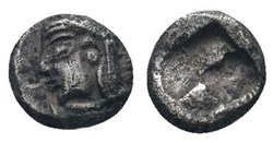 Colophon /  Tetartemomorion / Tête d'Apollon à gauche - Carré creux