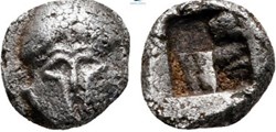 Mesembria / Tritartemorion / Casque Corinthien de face - Carré creux.