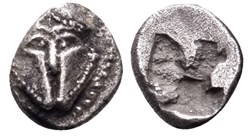 Mesembria / Hemiobole / Casque Corinthien de face - Carré creux.