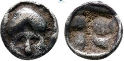 M Mesembria / Trihemitartemorion / Casque Corinthien de face - Carré creux.