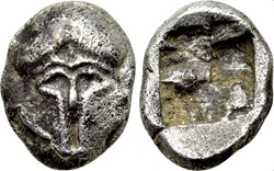 M Mesembria / Tritartemorion / Casque Corinthien de face - Carré creux.