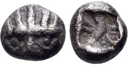 *Asie Mineure-Incertaine-Obole-Face à tête de lion, coiffé d'une couronne radiée / Carré creux.
