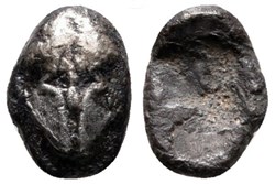 M Mesembria / Tritartemorion / Casque Corinthien de face - Carré creux.