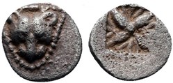 M Milet / 1/64 eme de statère / Tête de Lion - Motif Stélaire dans carré creux