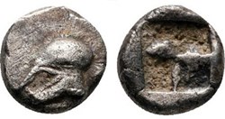 M Néandria / Hémiobole / Casque à gauche - Carré creux.