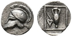 M Tetartemorion / Casque a cimiez à gauche - Amphore et feuille entourée d'un carré.