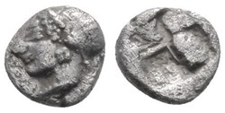 Phocée-Tetartemorion-Tête de femme portant un sakkos à gauche / Carré creux.