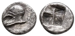 M Néandria-Tritartemorion-Casque à gauche /Carré creux tripartite.