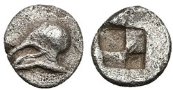 M Néandria / Hémiobole / Casque à gauche - Carré creux.