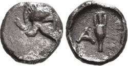 Néandria / Tétartemorion / Casque avec cimiez à droite - Amphore dans un rond creux A.