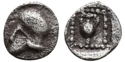 M Néandria-Hemitartemorion-Casque à gauche /Amphore entourée de granules.