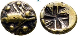 *Cyzique / Obole / Tête de thon à droite avec globules - Carré creux multipartites