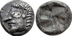 M-Colophon / Diobole / Tête achaique à gauche -  Carré creux
