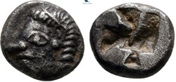 M-Colophon / Diobole / Tête achaique à gauche -  Carré creux