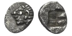 Colophon / Tetartemomorion / Tête d'Apollon à gauche - Carré creux