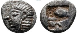 Colophon / Tétartemorion / Tête à gauche - Carré creux