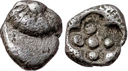 M Erythrée / Tetartemorion  / Rosace-Bouclier  - Cruciforme en creux avec 5 Globules.