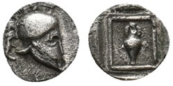 M Tetartemorion / Casque à cimiez à droite - Amphore entourée d'un carré.