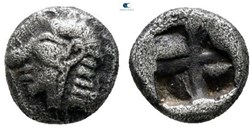 Colophon / Hémiobole / Tête achaique à gauche -  Carré creux