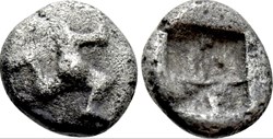 Pamphylie Aspendos / Obole / Triskélès entouré de globules - Carré creux.
