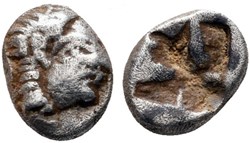Colophon / Obole / Tête achaique à droite - Carré creux.