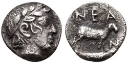 M Neandria / Obole / Tête laurée d’Apollon - Belier à droite + N-E-A/N.