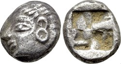 Colophon / Diobole / Tête à gauche - Carré creux