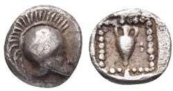 Trihémitartemorion / Casque a cimiez à droite - Amphore entourée de granules dans carré creux