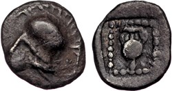 M Néandria / Tétartemorion / Casque avec cimiez à gauche - Amphore dans carré de granules